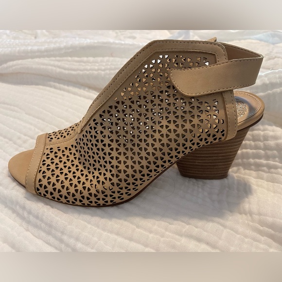 Vince Camuto Perforated Leather Peep Toe Sandals Dastana Nude Size 10M/42 - Picture 2 of 11